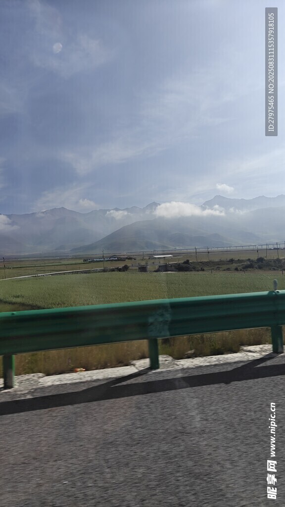 公路边护栏外的开阔风景