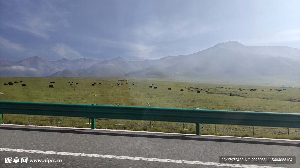 公路旁的草原与远山风景