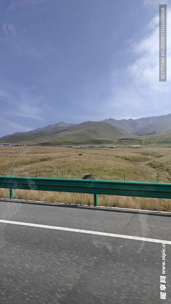 公路旁的青山蓝天景致