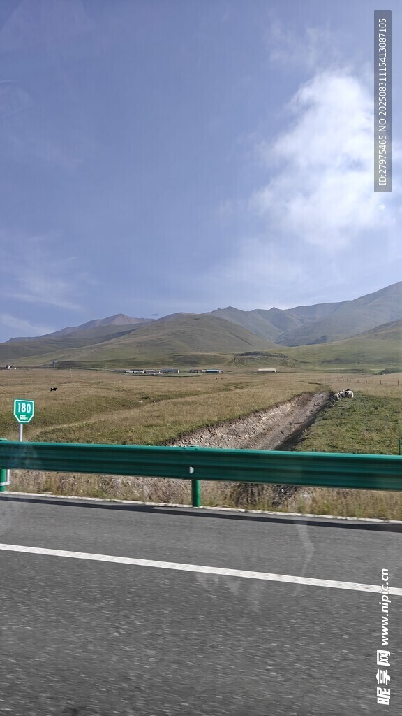 公路风光 远山与蓝天白云