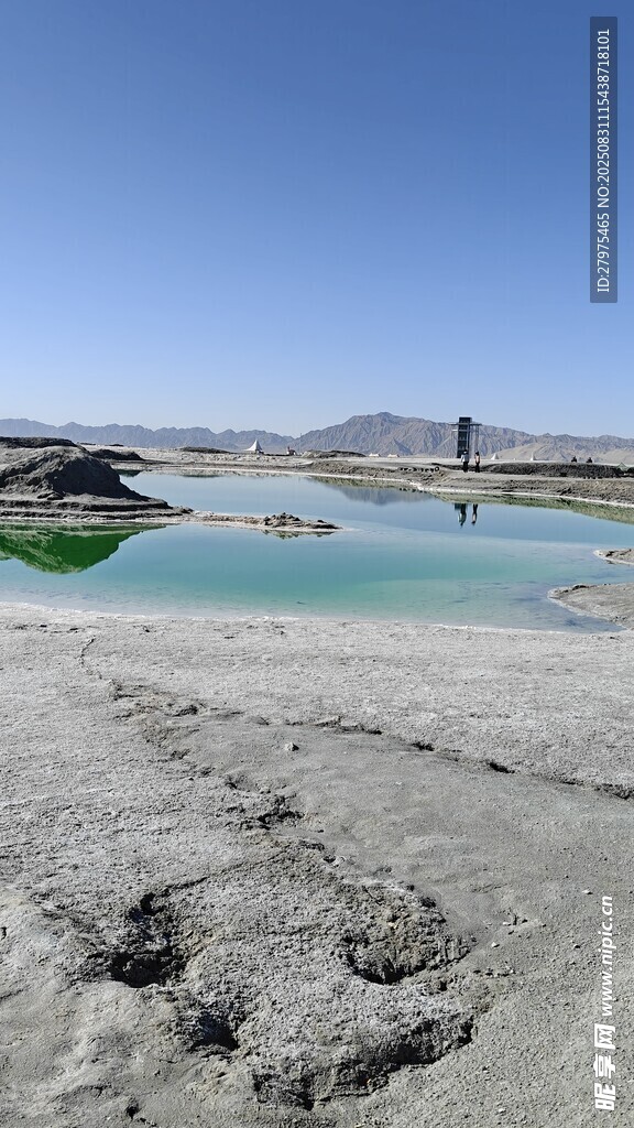 梦幻蓝湖 荒漠中的静谧之景