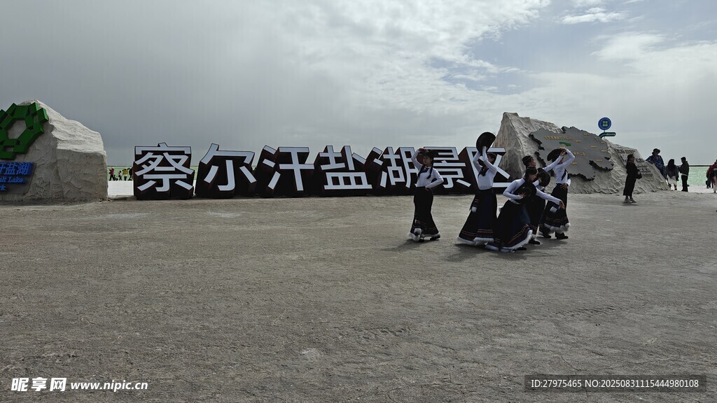 户外摩托特技表演场景