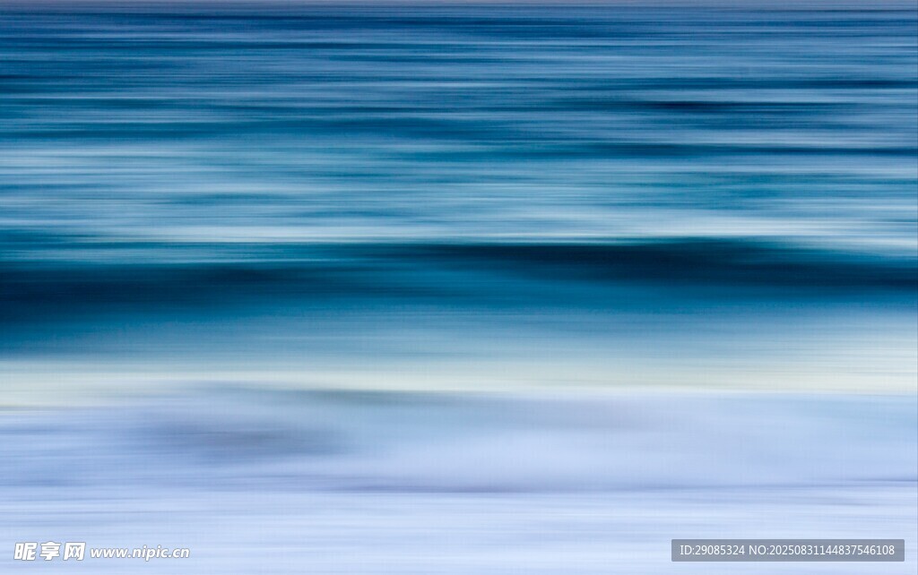 蓝色海浪的静谧瞬间