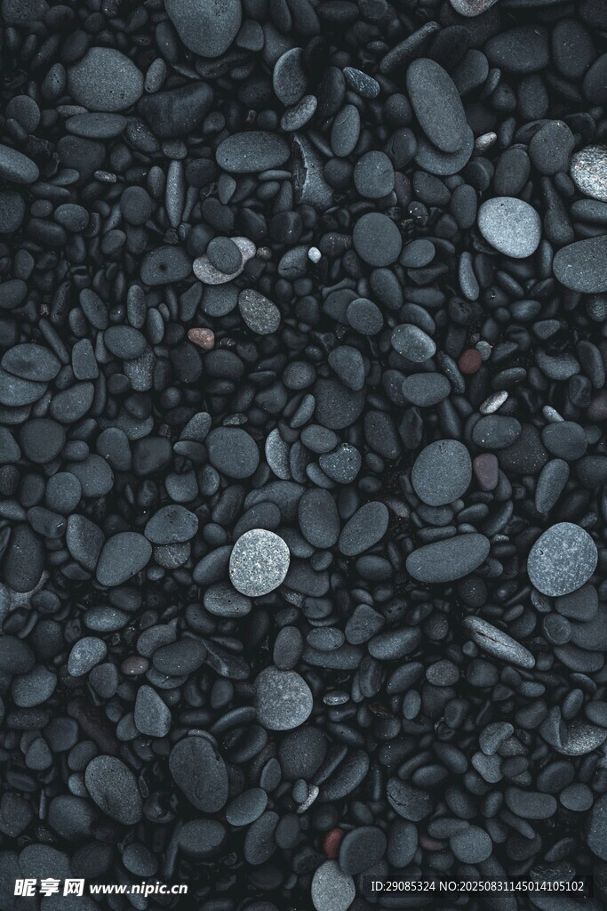 黑色碎石硬币特写画面