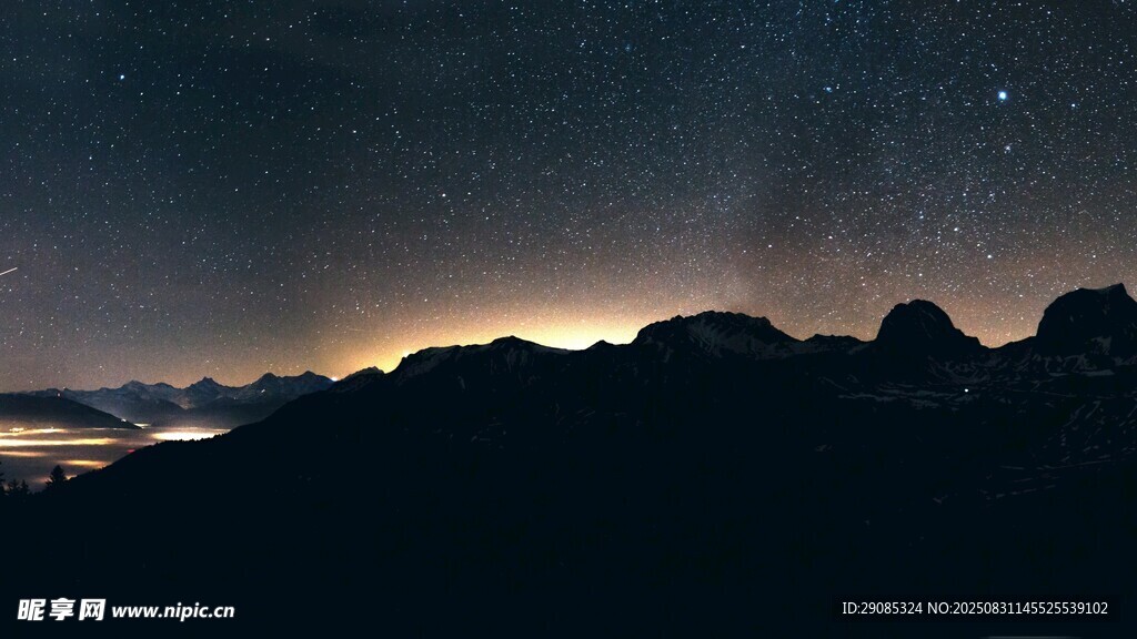 夜幕下的山峦与璀璨星空