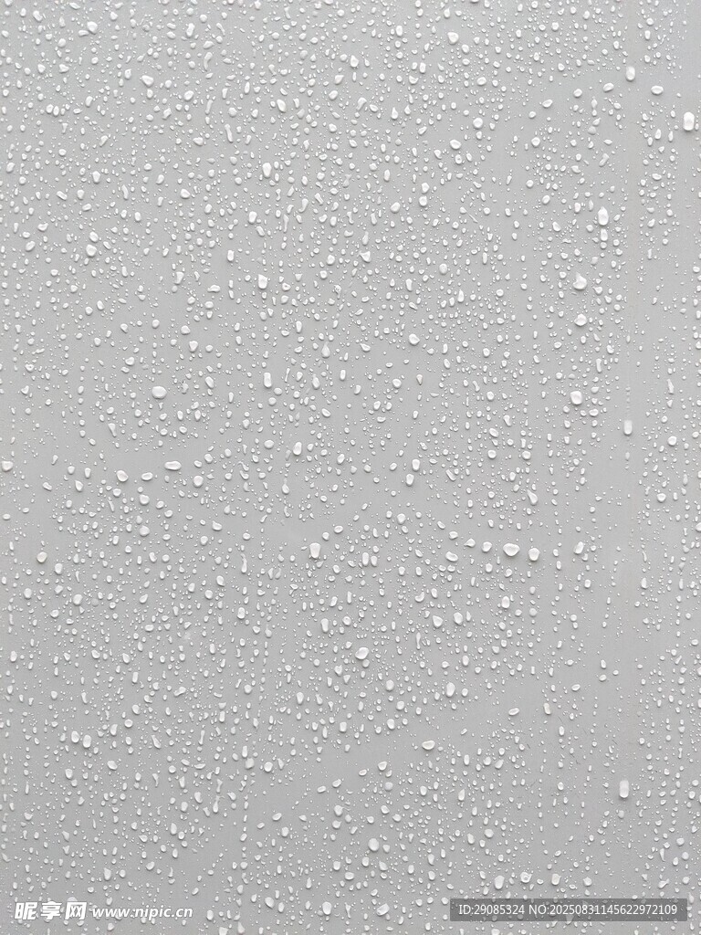 玻璃上的晶莹水珠