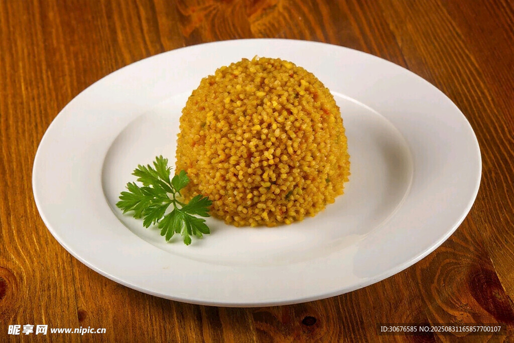 美味黄米饭摆于白盘
