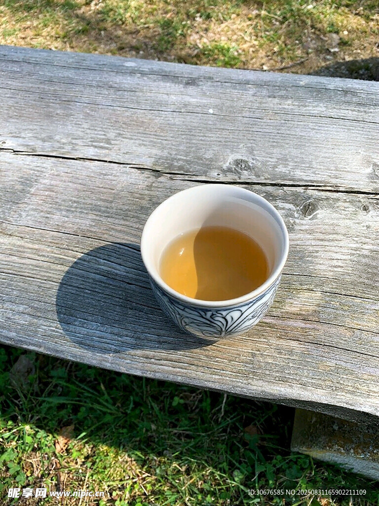 木桌上的一杯清茶