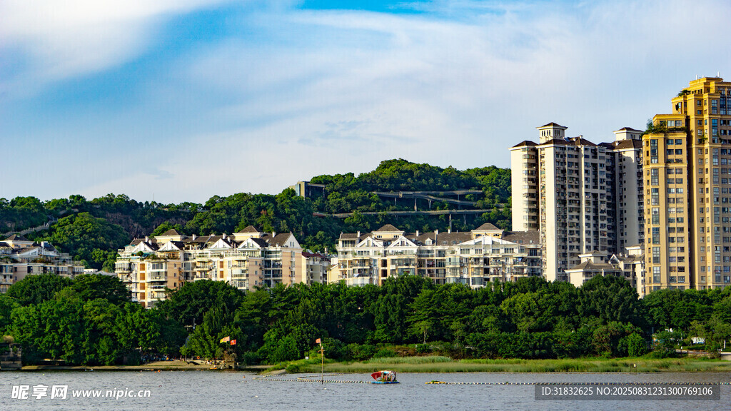 河畔高楼与葱郁景致