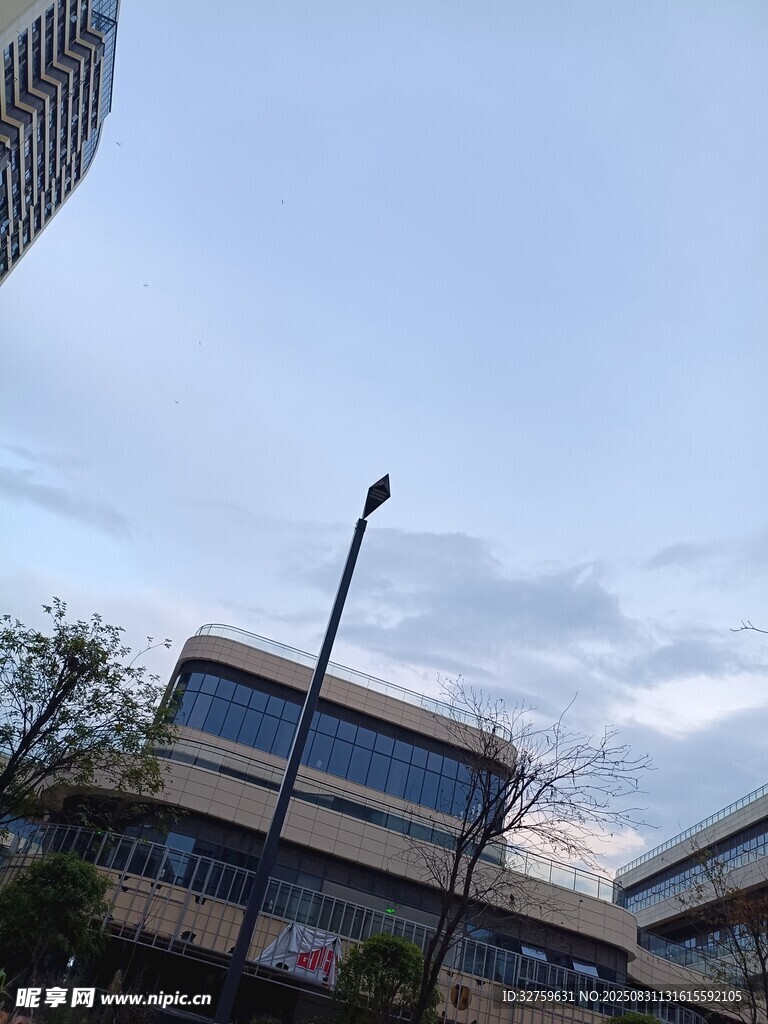 城市中现代建筑与天空景观