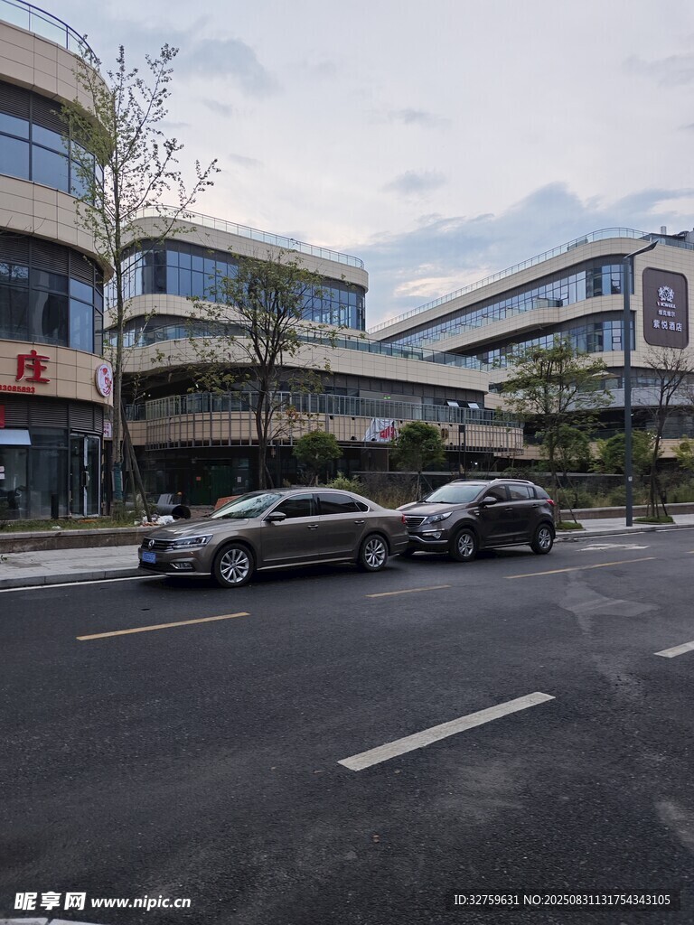 城市街道旁的现代建筑景观