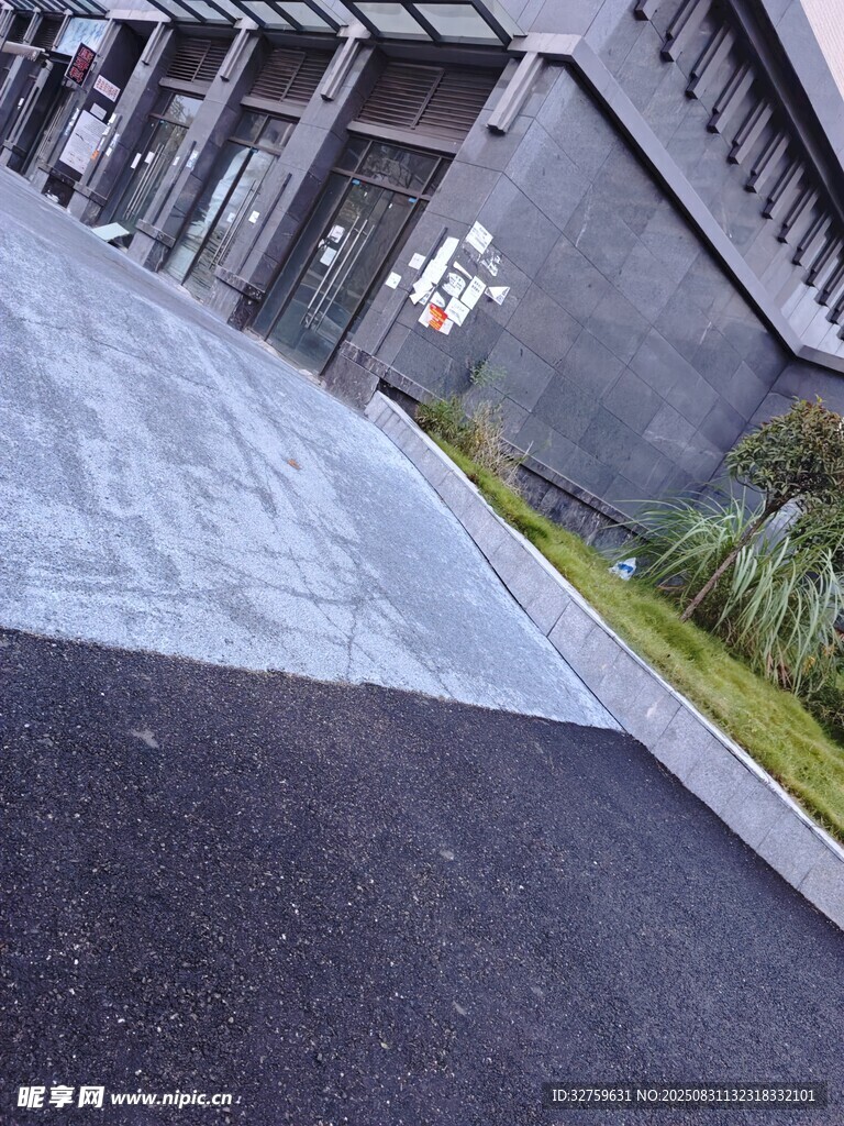 现代建筑旁的整洁道路