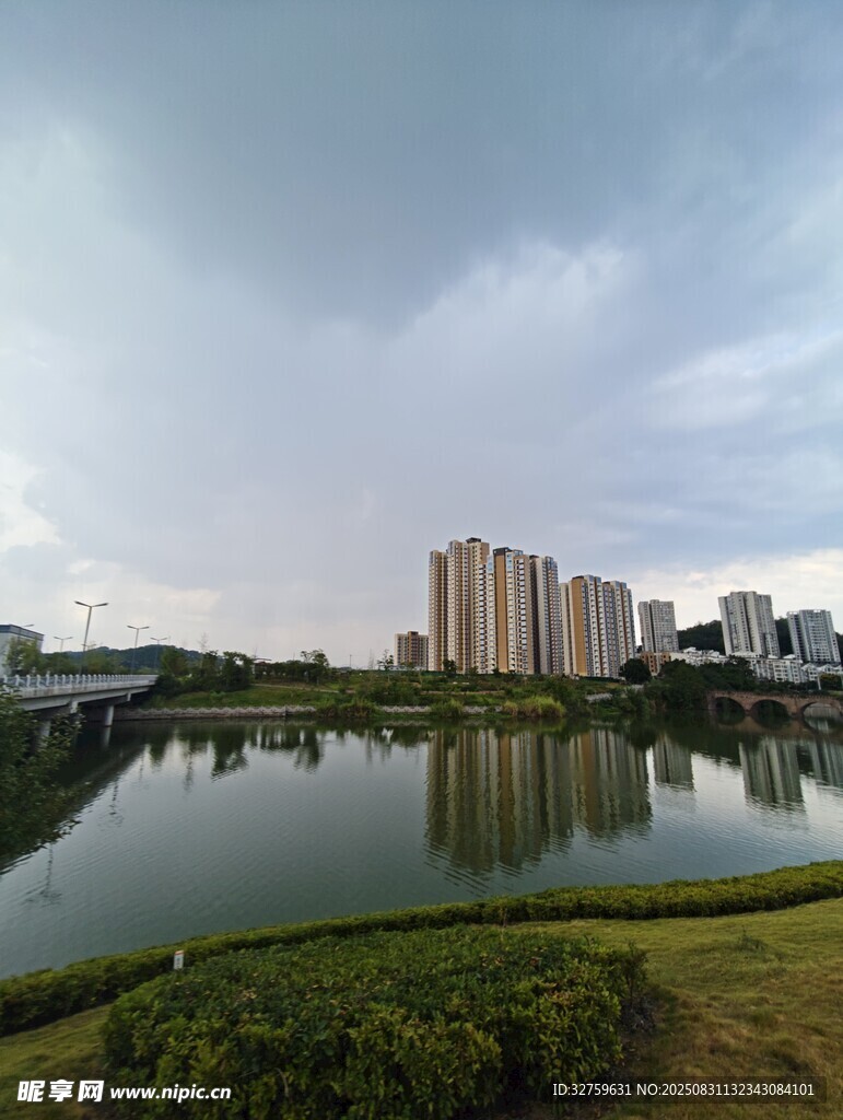 城市湖畔风光