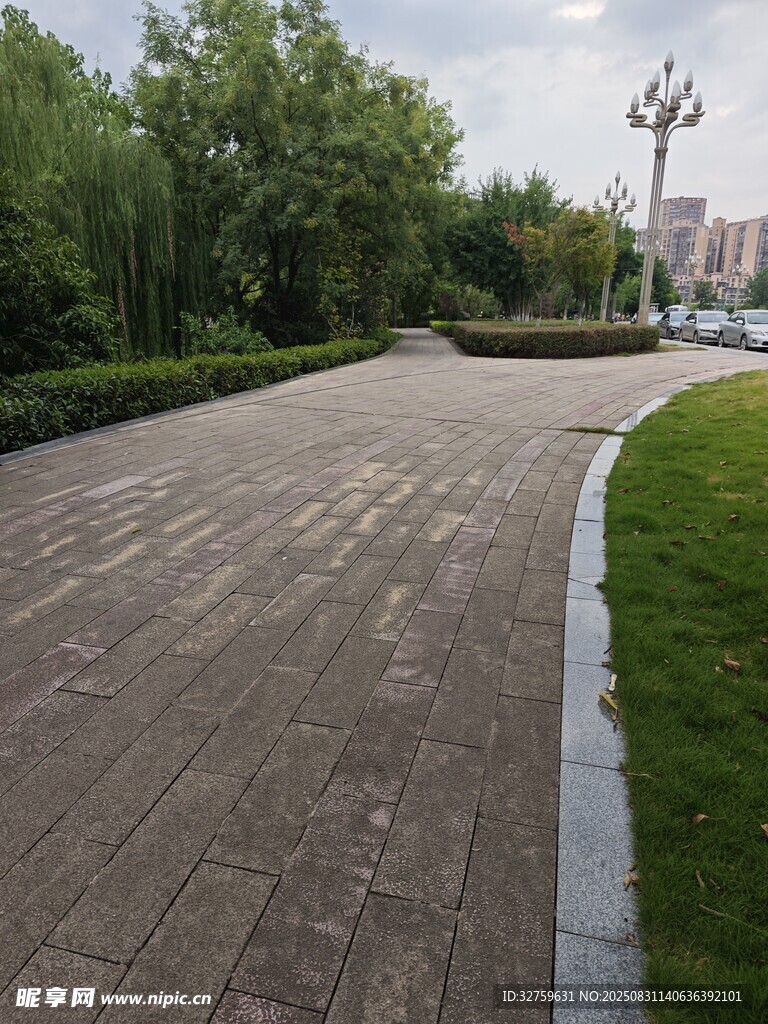 城市中的宁静砖砌步道