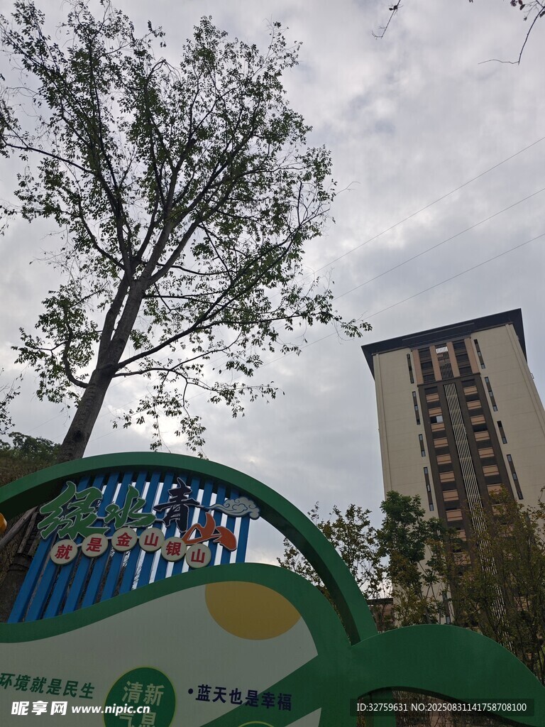 小区入口景观与高楼