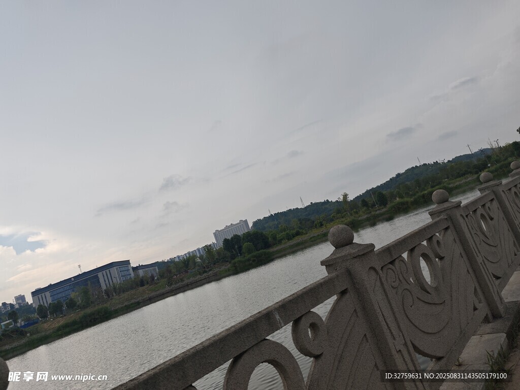 河畔石桥边的宁静景致