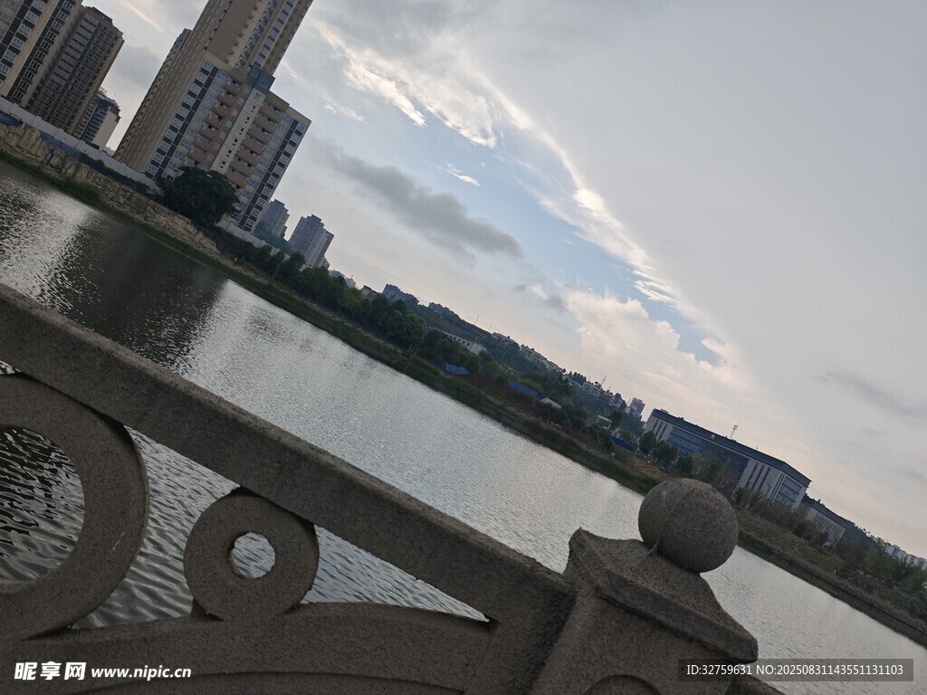 城市河畔风景