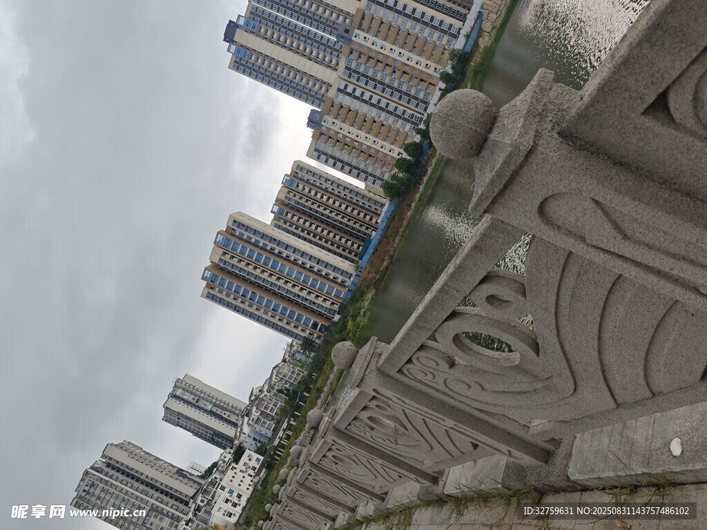城市中古老石雕与现代建筑
