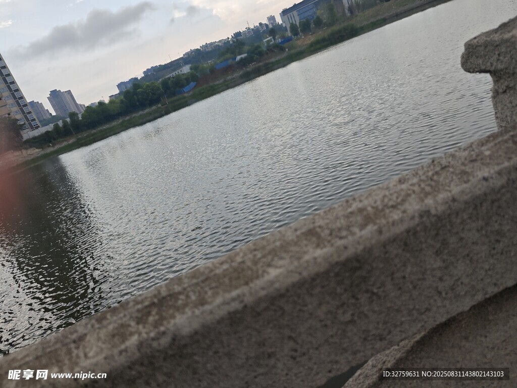 城市湖畔风景