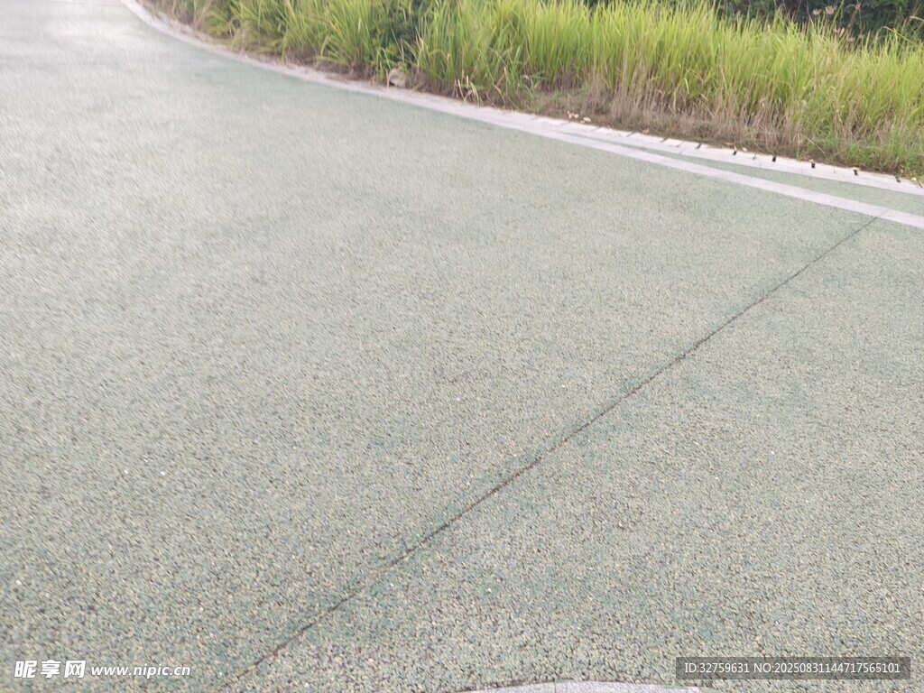 乡村柏油道路近景