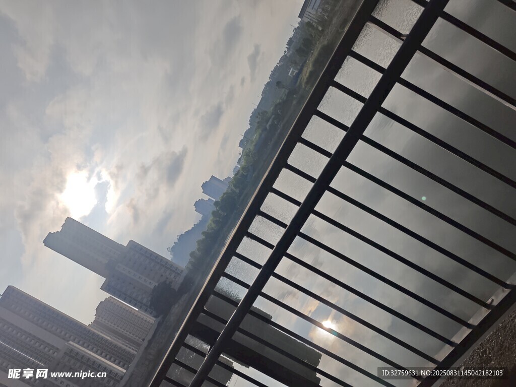 透过栏杆看城市天空