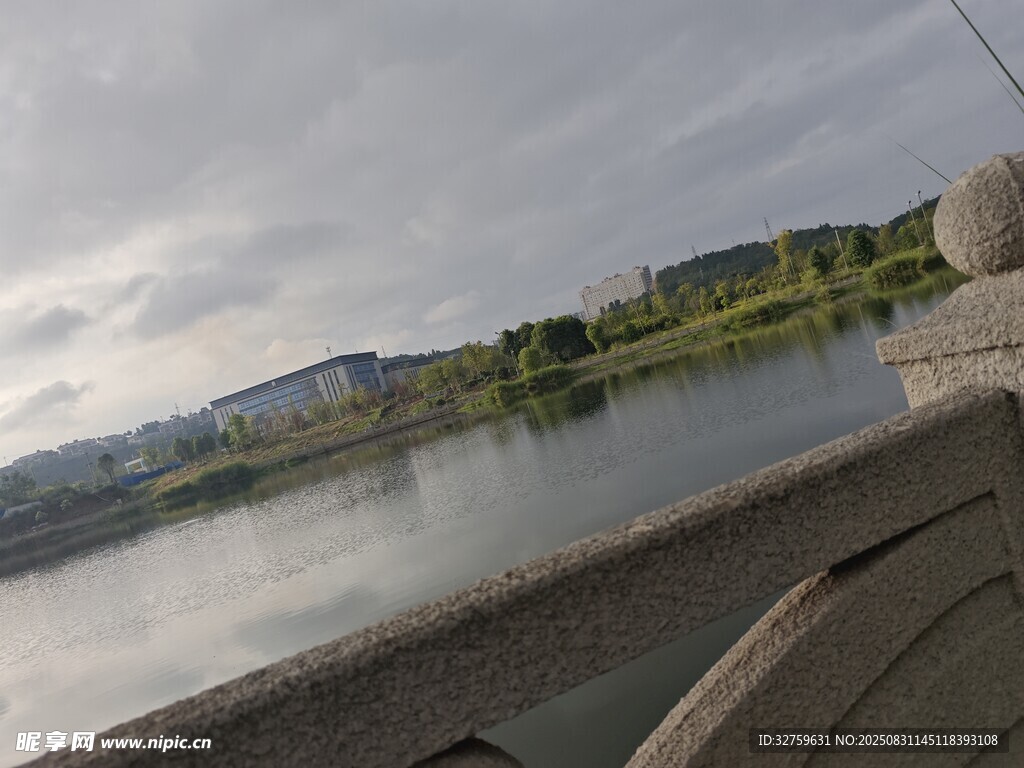 湖畔景致