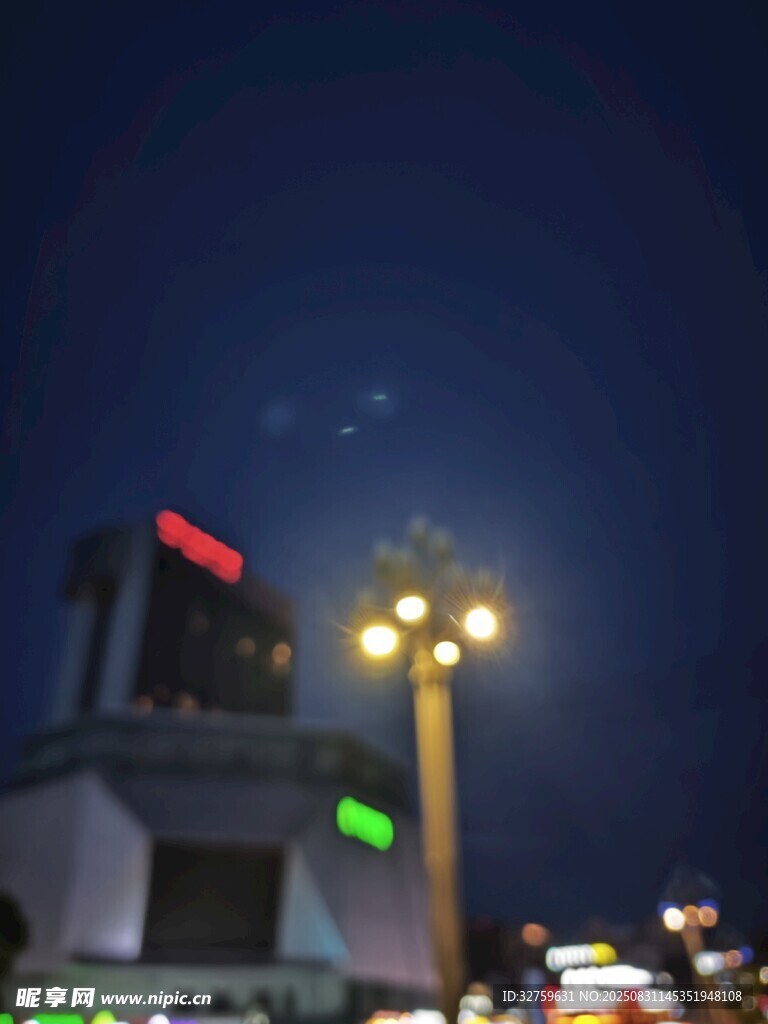 夜晚城市建筑与路灯景象