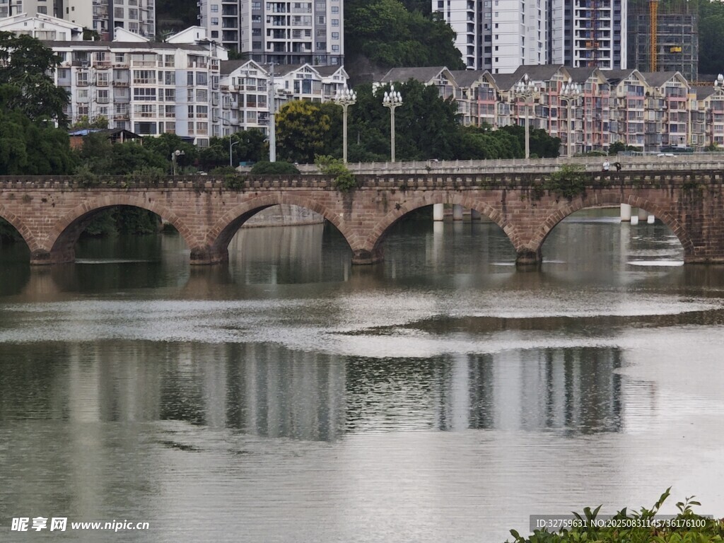 河畔古桥与城市建筑景观