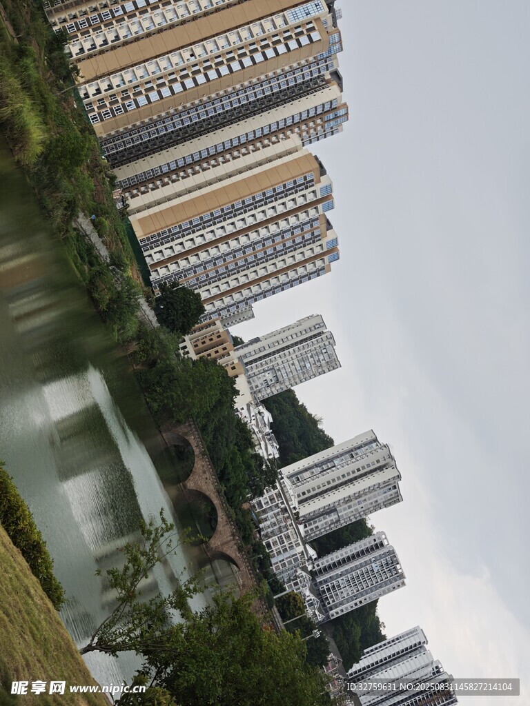 城市河畔高楼景观