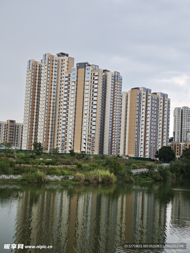 湖畔高楼林立的城市景观