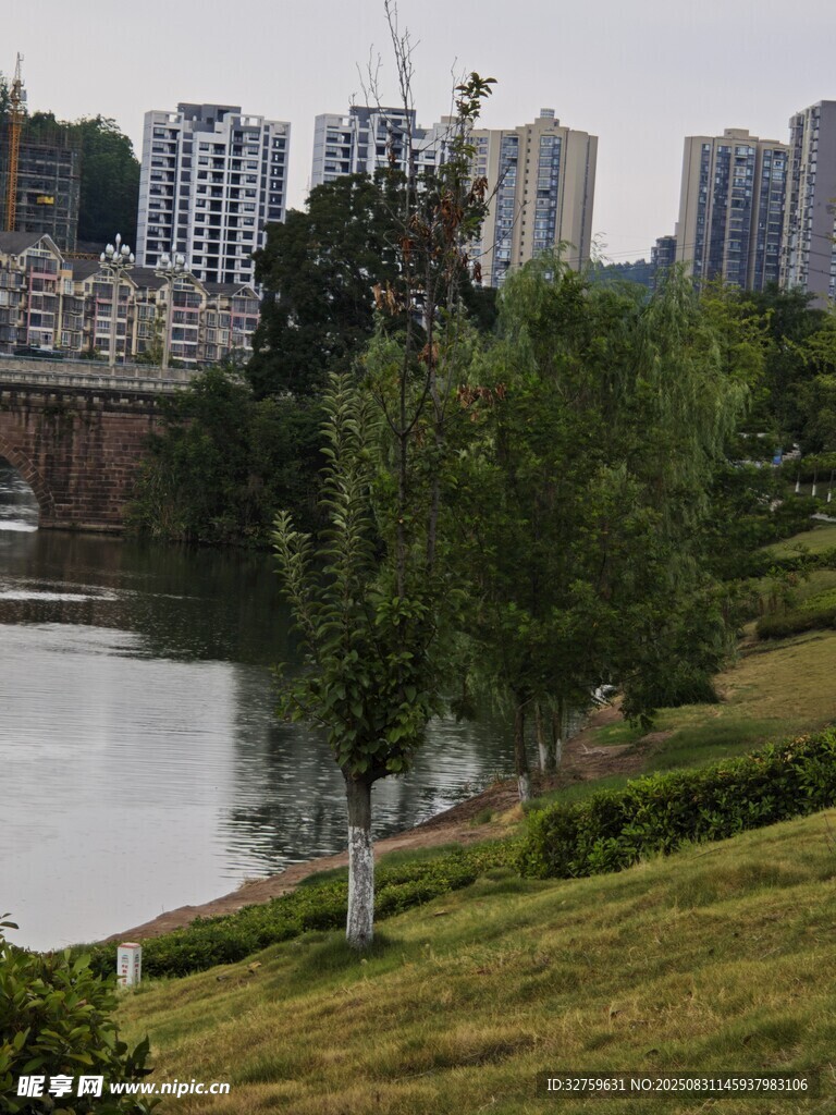 城市湖畔风光美景