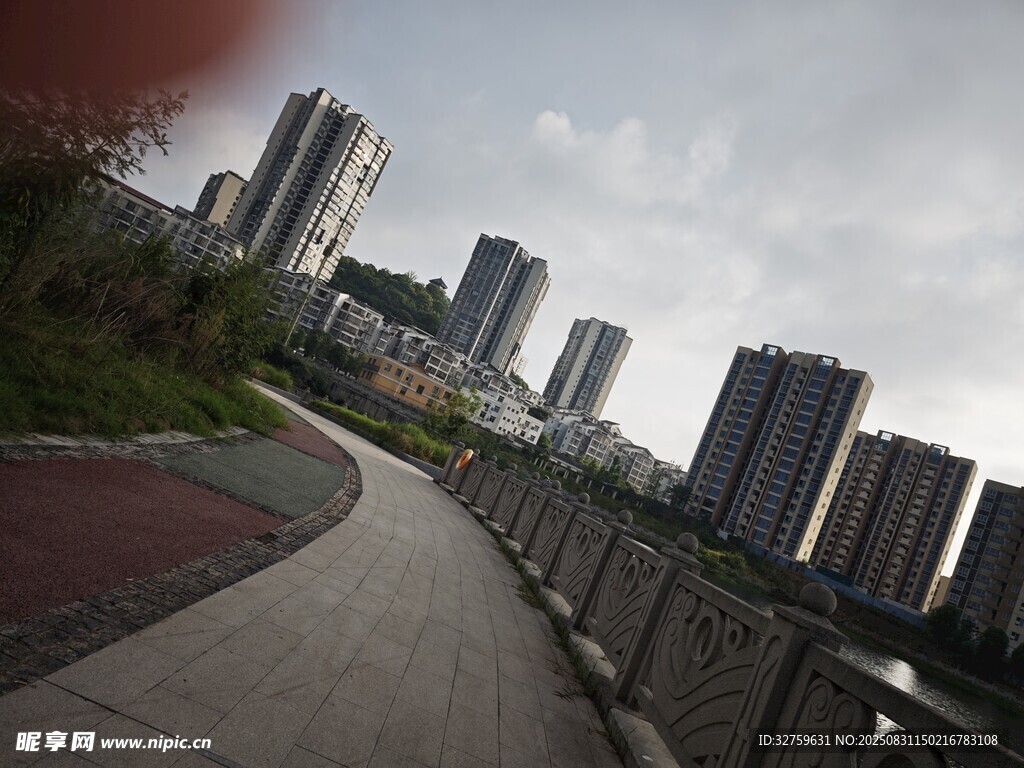 城市河畔步道与高楼景观