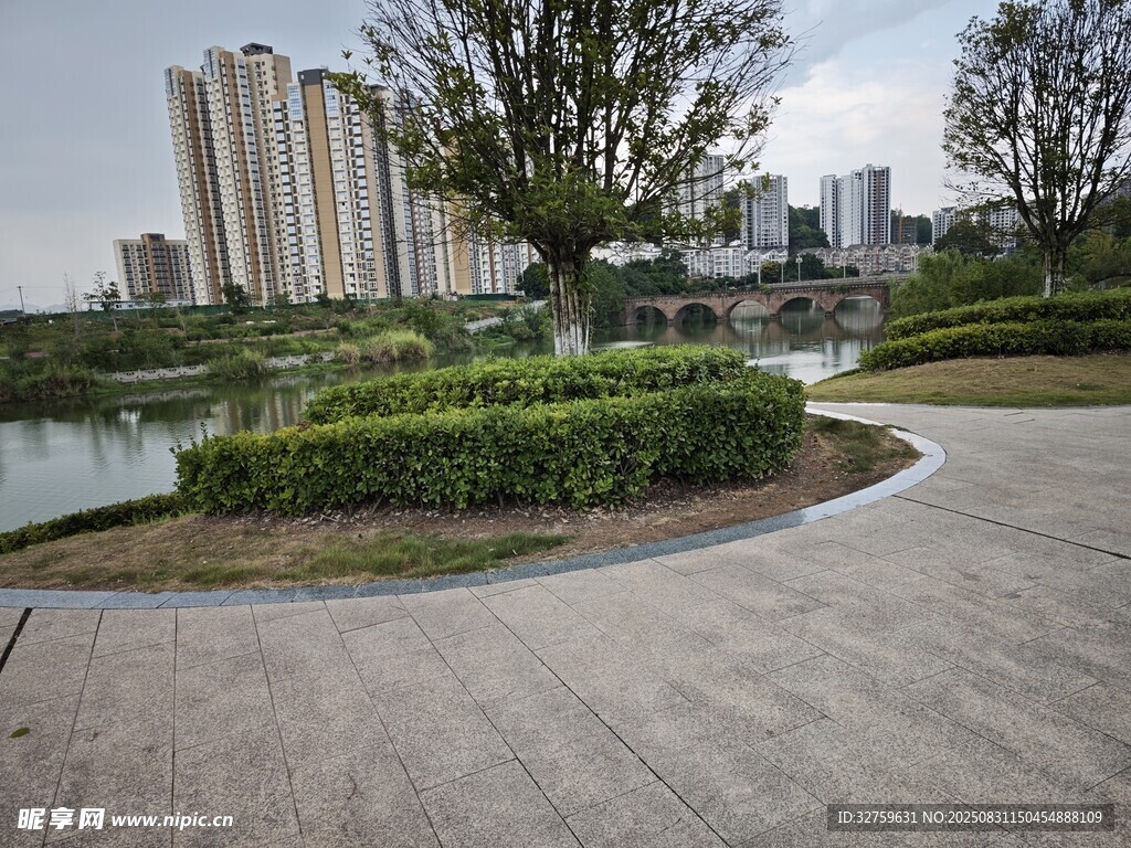 城市湖畔的宁静步道景观
