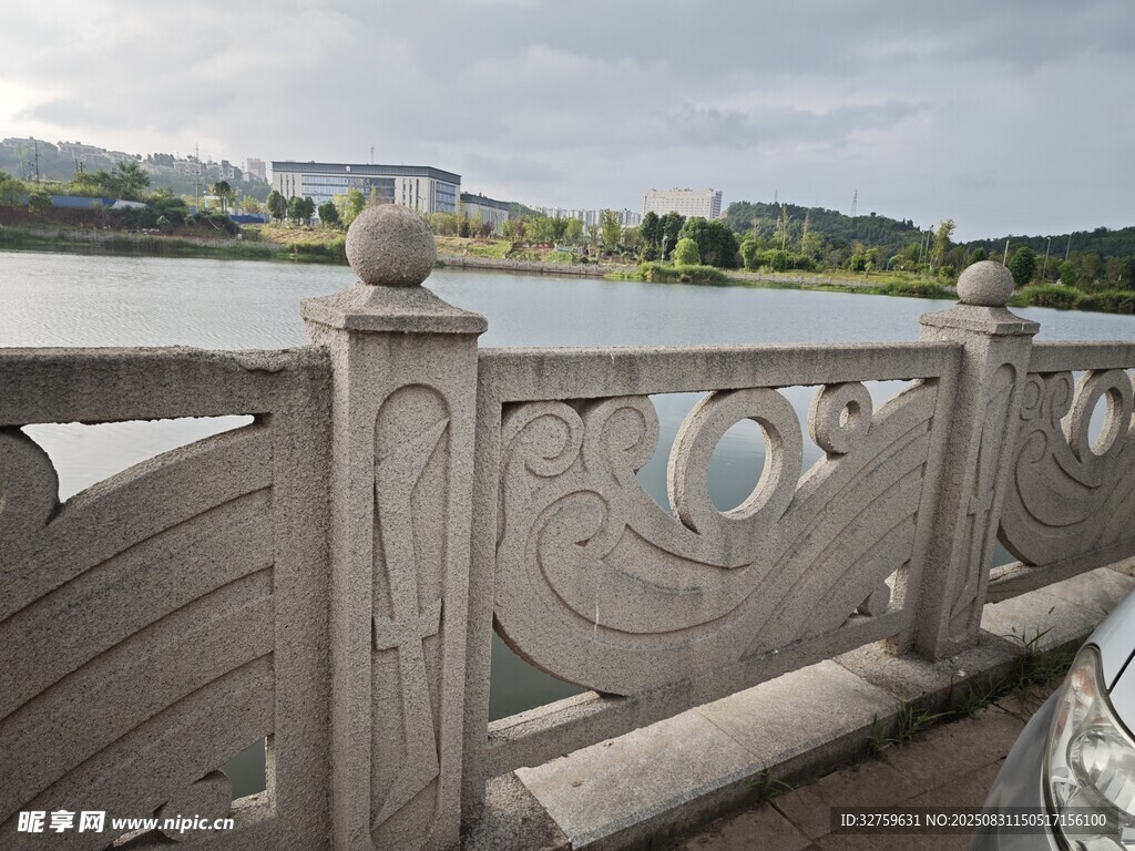 河畔石栏杆风景