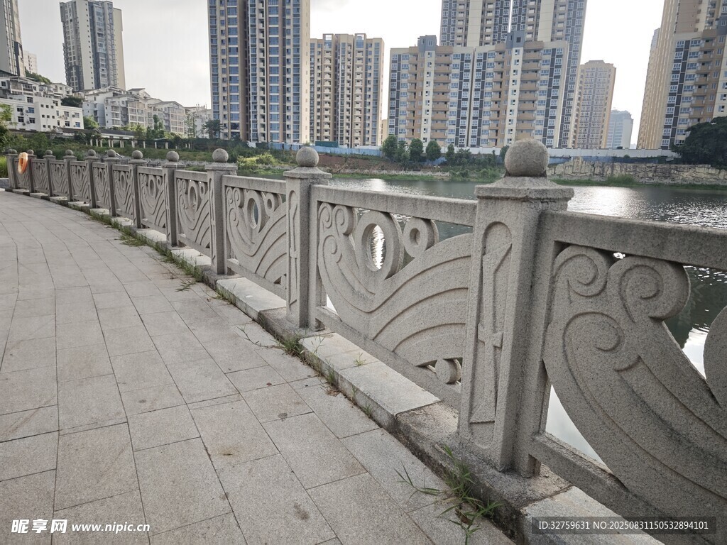 城市河畔雕花护栏步道
