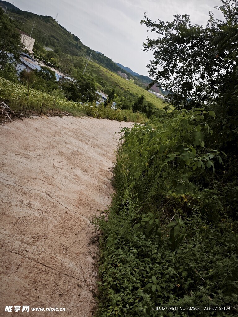 山间蜿蜒小路