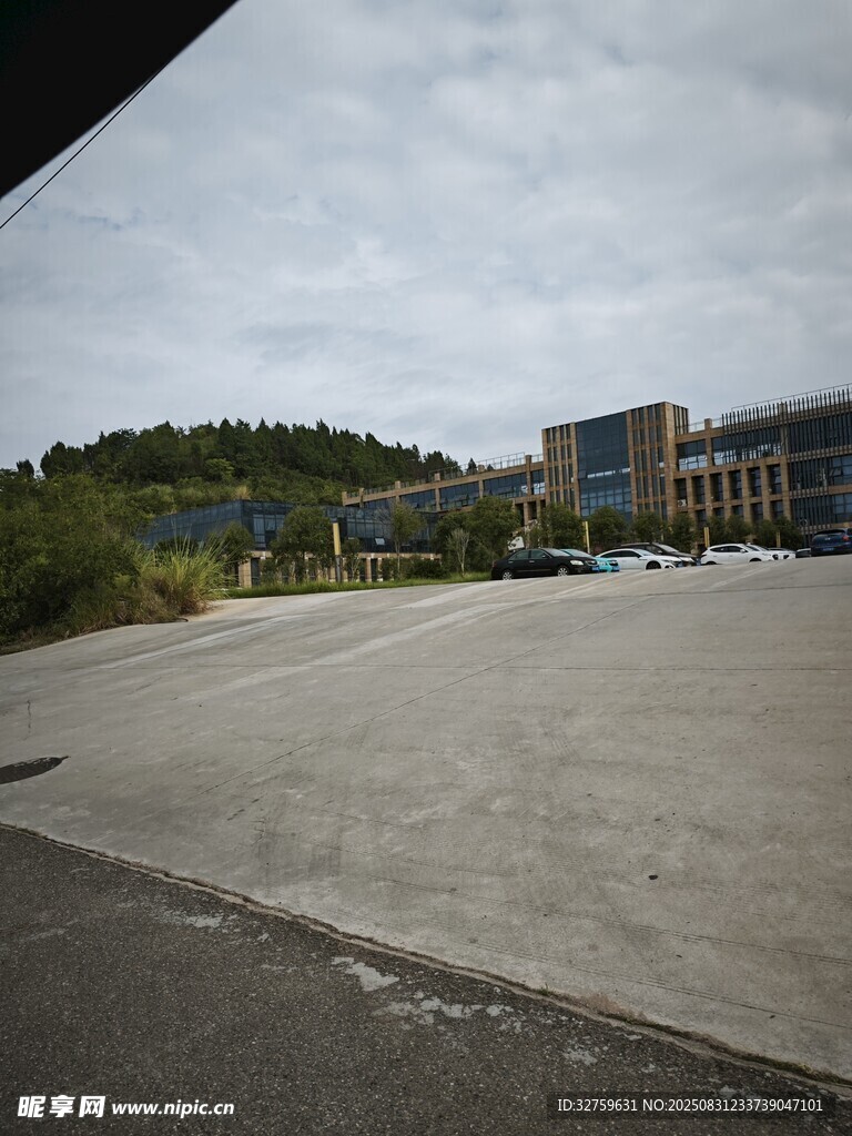 空旷场地旁的现代建筑群