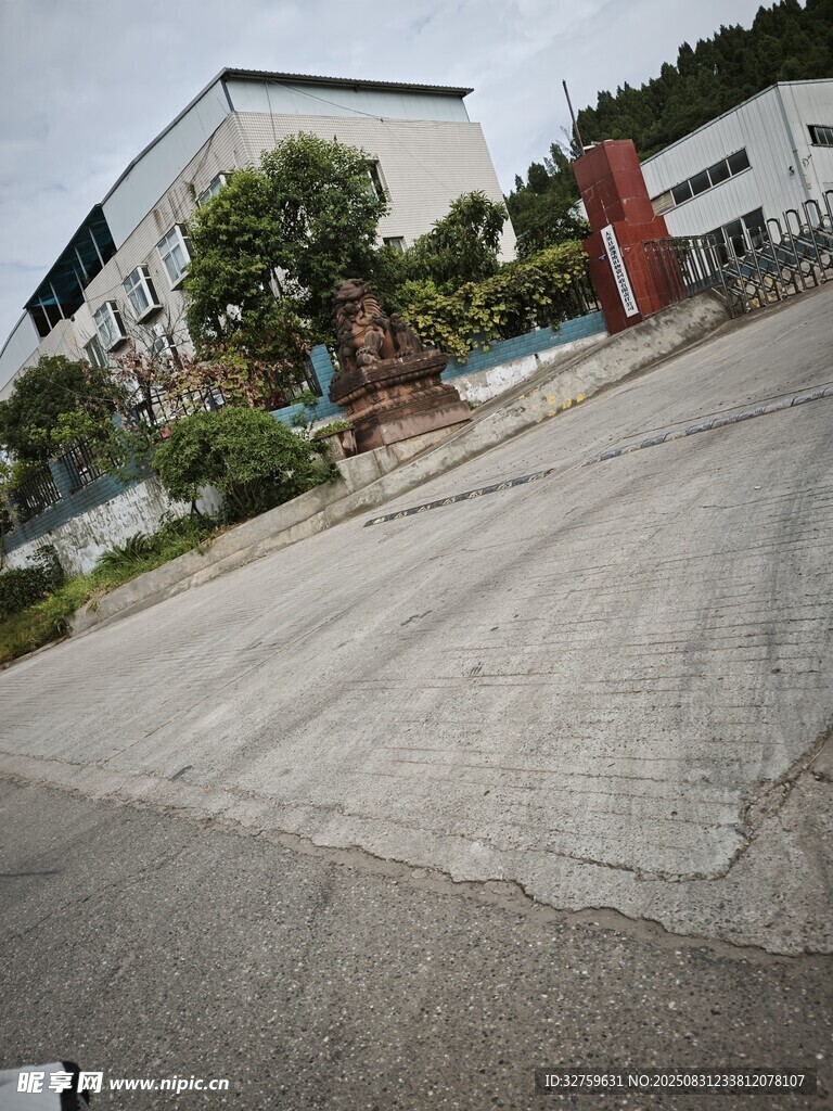 厂区外空旷道路场景