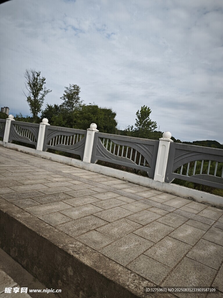 户外石砌平台与白色围栏