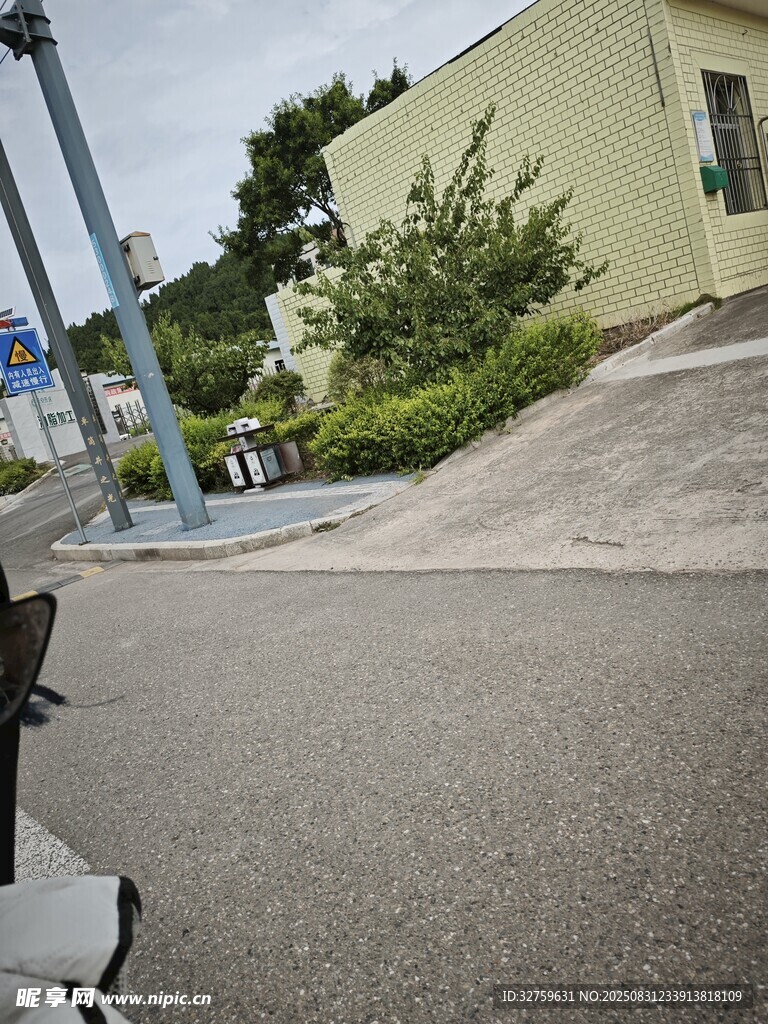 户外街道旁的建筑景观