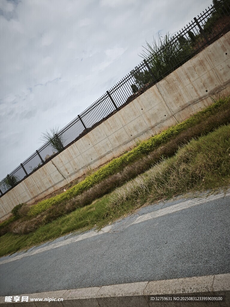 路边围栏与绿植景观