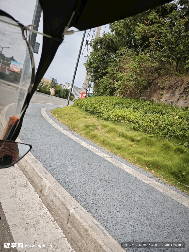 车窗外的乡村公路景色