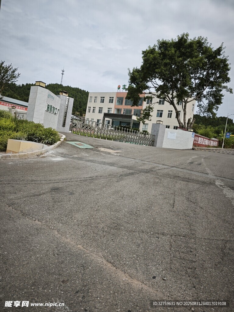 空旷厂区道路与建筑景观