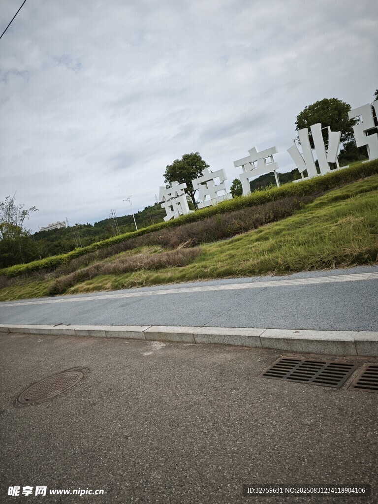 乡村公路旁的白色建筑