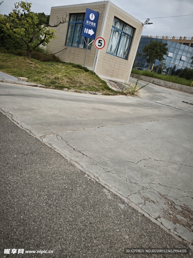 路边建筑与开阔路面