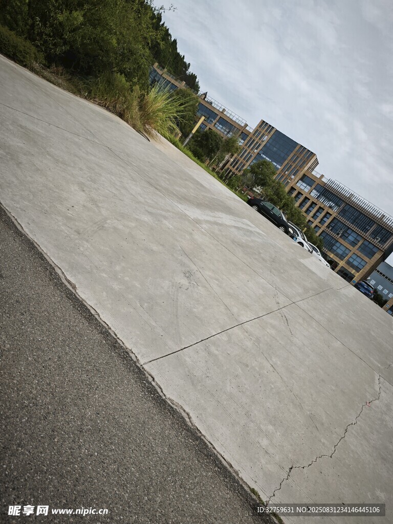 城市道路旁的建筑景观