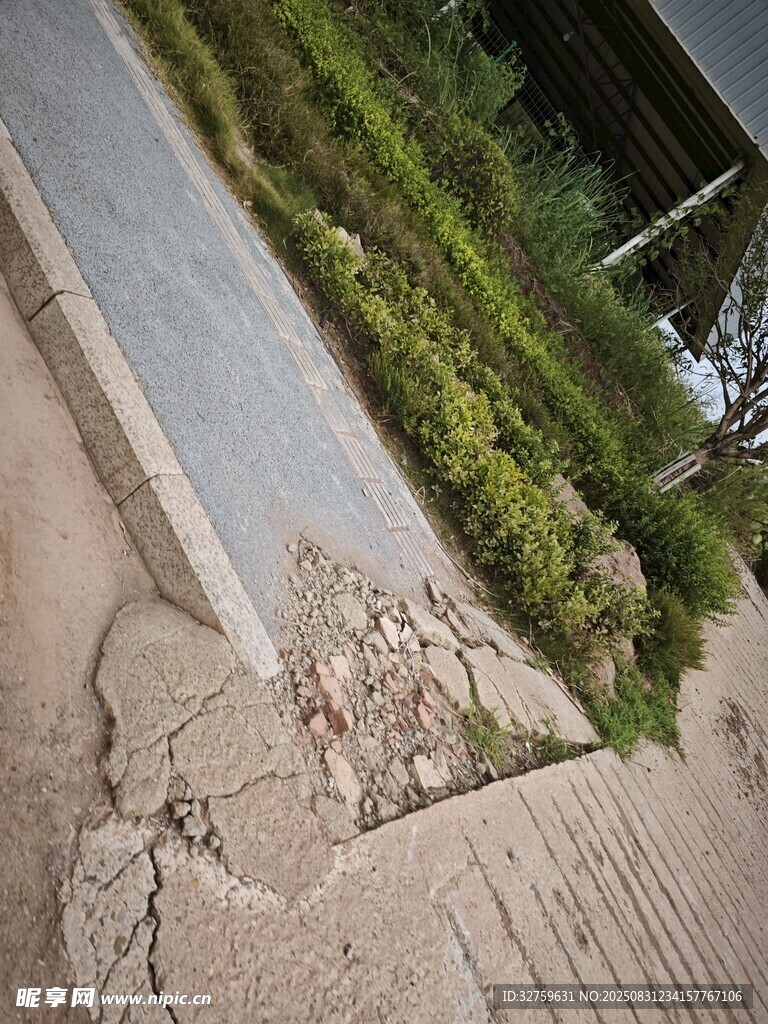路面破损景象