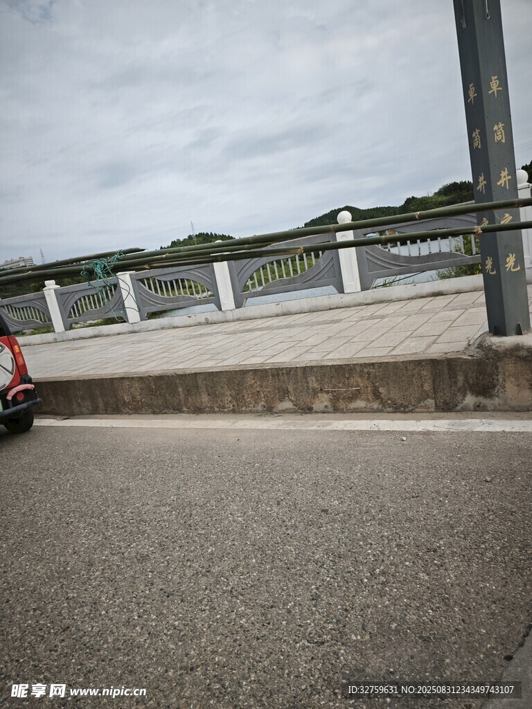 公路上行驶的红色车辆