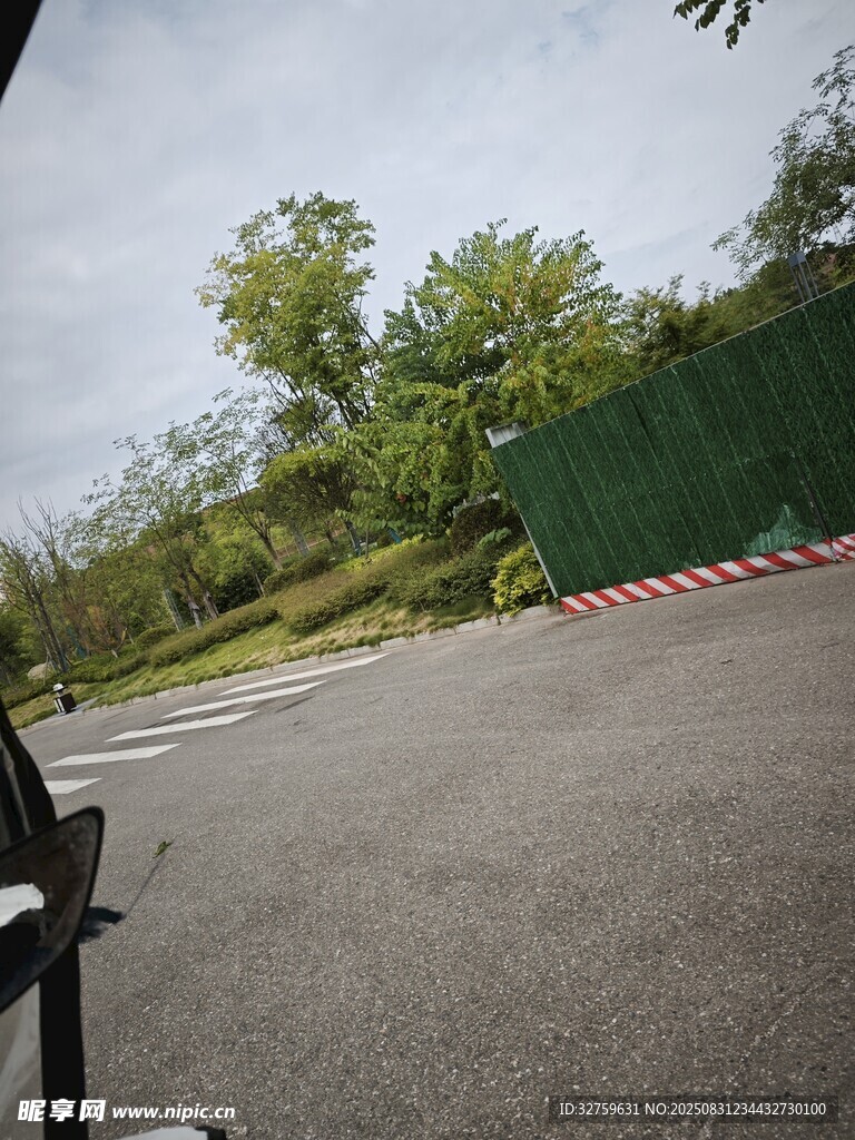 户外停车场及周边绿植景观