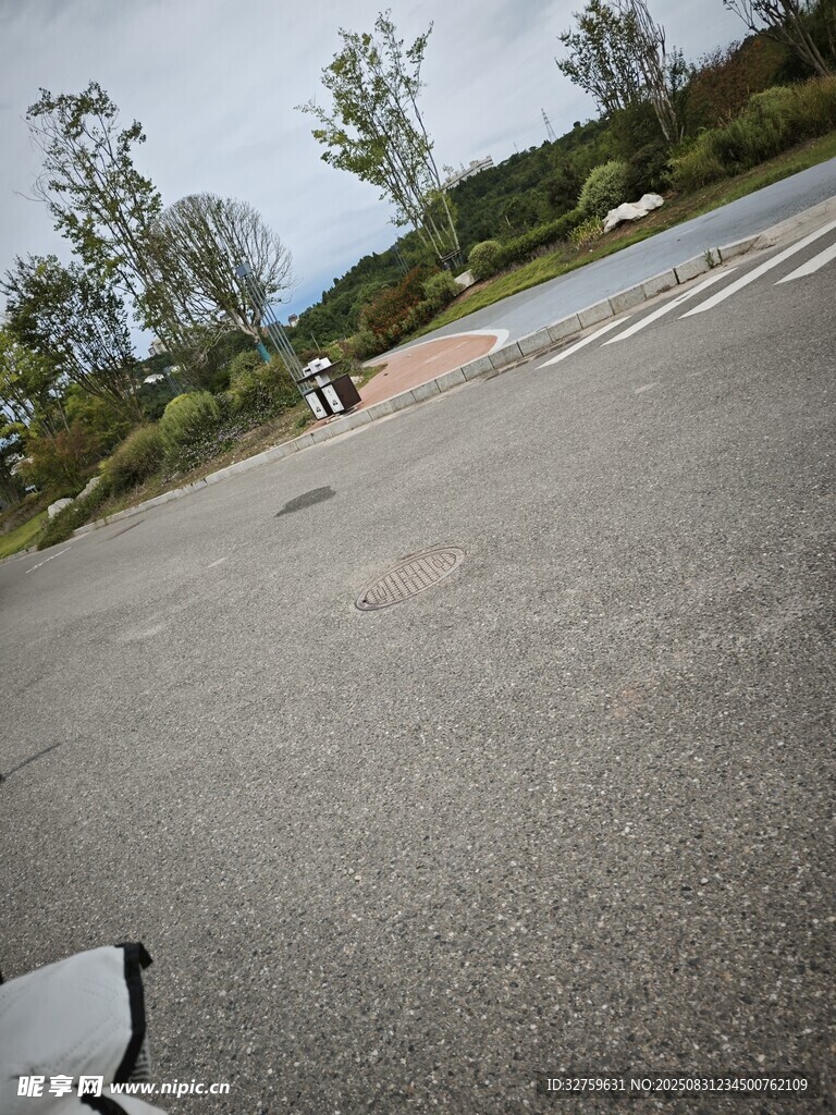 户外空旷道路与周边景色